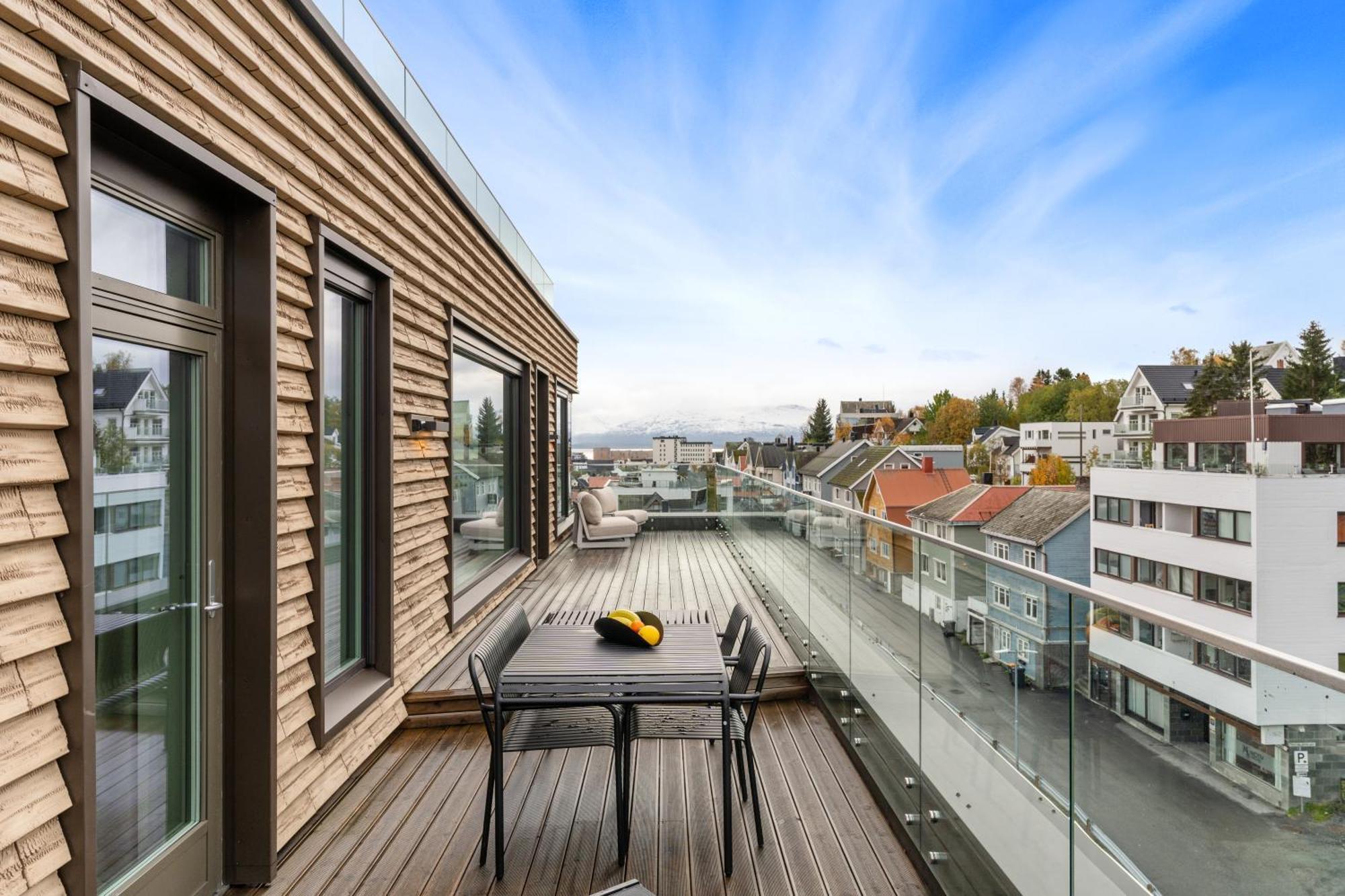 Luxury Apartment Downtown Tromso With 2 Bedrooms And 2 Bathrooms And Parking Luaran gambar